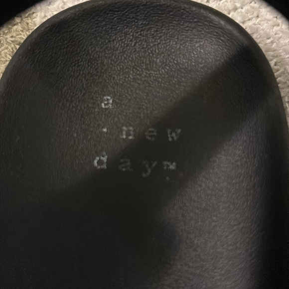 Trendy Black Flat Sandals - Picture 3 of 3